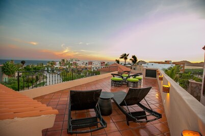 Amazing 3 Bed, 3 Bath, with 2 Pools, Rooftop Patio and Breathtaking Ocean Views