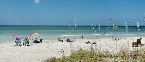 Una spiaggia nelle vicinanze, ombrelloni