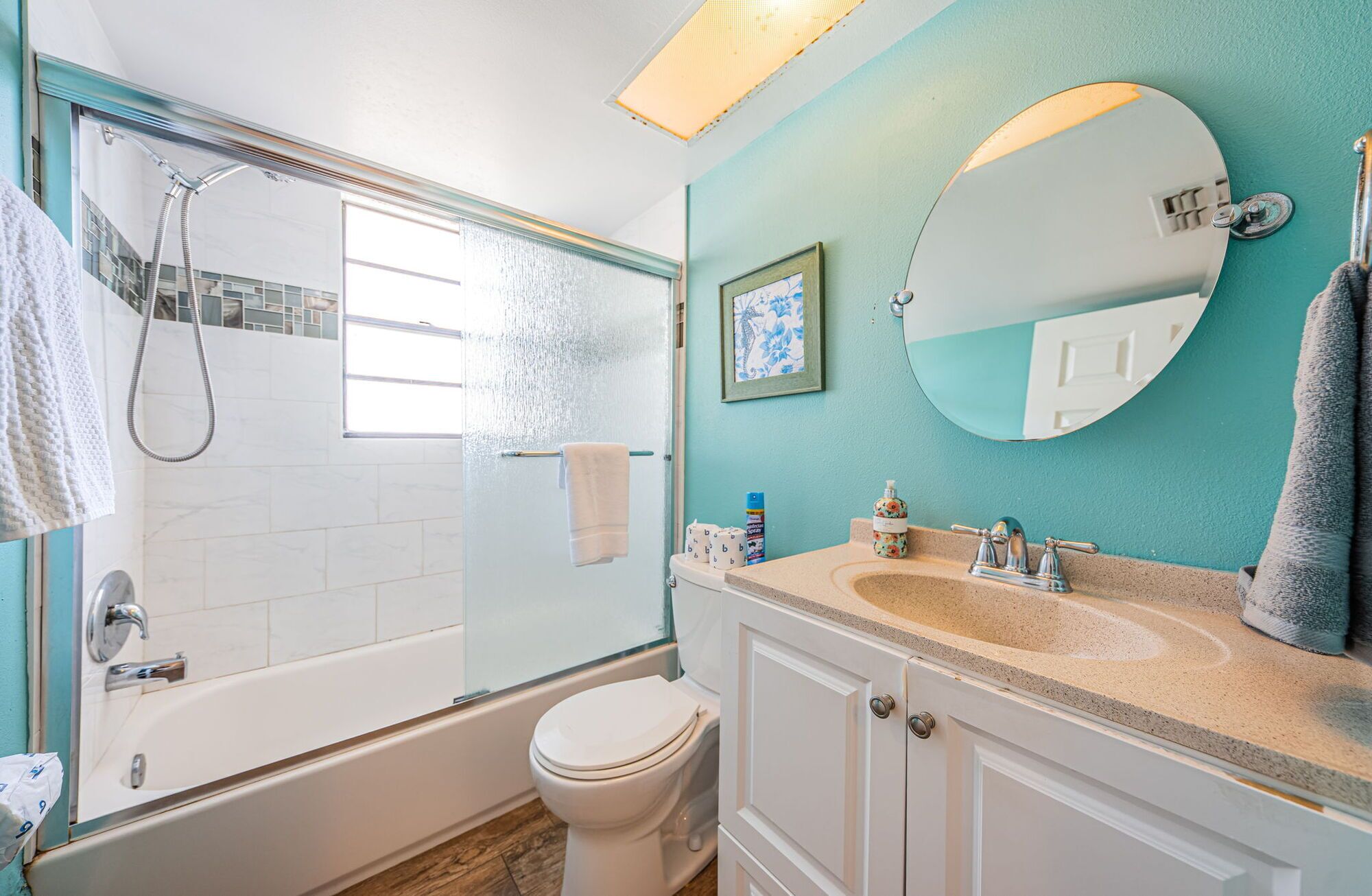 Tina con regadera, secadora de cabello, toallas 