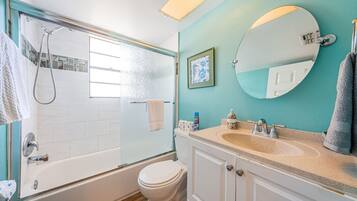 Tina con regadera, secadora de cabello, toallas