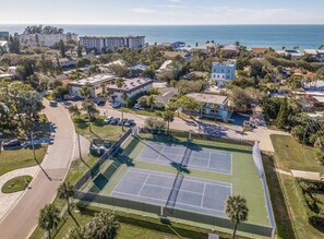 Sport court - Just 1 block from the sugar white sand beach. Charming 2 bedroom Beach suite with large private deck ... Walk To Restaurants, Shops And The Beach (Indian Rocks Beach)