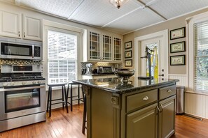 Fridge, microwave, oven, stovetop - Gorgeous circa 1875 Plantation House (in city) (Orange Park)