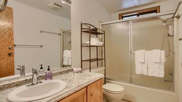 Chuveiro/banheira combinados, secador de cabelo, toalhas de banho