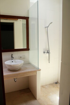 Classic Villa, 3 Bedrooms, Garden View | Bathroom | Shower, free toiletries, towels - Batur Sari Private Villa (Denpasar)