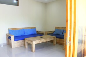 Vila Klasik, 3 kamar tidur, pemandangan kebun | Ruang keluarga | TV LCD