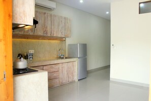 Vila Klasik, 3 kamar tidur, pemandangan kebun | Dapur kecil pribadi | Lemari es, kompor, mesin pembuat kopi/teh, dan ketel listrik