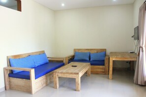 Villa clásica, 3 habitaciones, vista al jardín | Sala de estar | Televisión LCD 