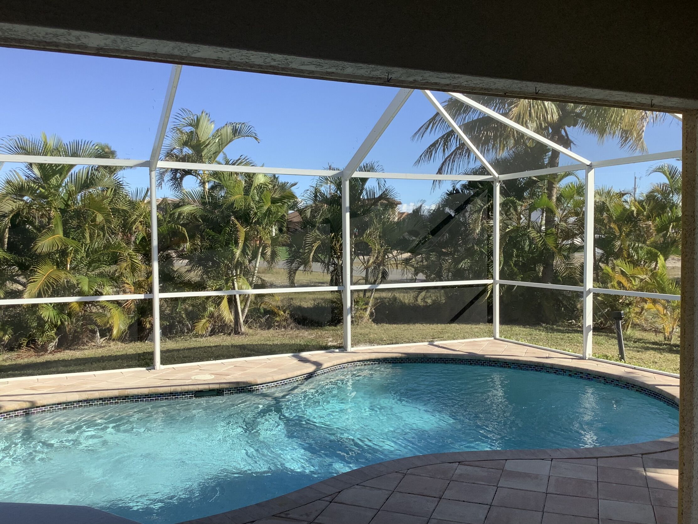 Utendørsbasseng og et oppvarmet basseng