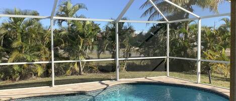 حمّام سباحة خارجي، حمّام سباحة مُدفَّأ