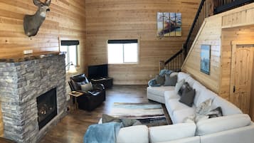 Smart-TV, Kamin, DVD-Player, Bücher