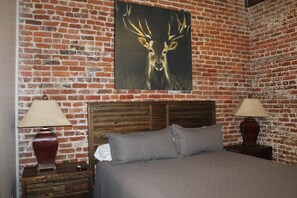Room - NEW Overnight Accommodations on Main St. Jackson (Jackson)