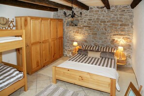 2 chambres, fer et planche à repasser, Wi-Fi, draps fournis