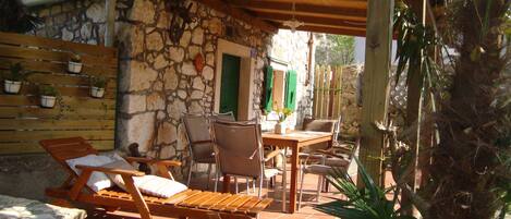 تناول الطعام بالخارج