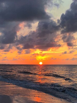 On the beach - Summer Days - Weeks Still Available!! Book This Two Bedroom Getaway TODAY!! (Hilton Head Island)