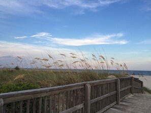 On the beach - Summer Days - Weeks Still Available!! Book This Two Bedroom Getaway TODAY!! (Hilton Head Island)