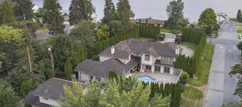 Unique Sandpoint pool house across from lake, perfect for groups!