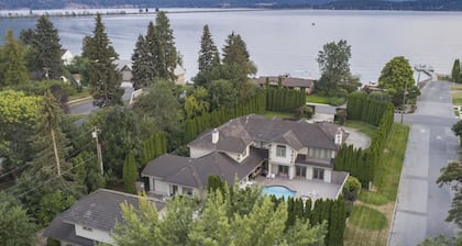 Mahtava valtava Downtown Sandpoint Home; Järvinäkymät, uima-allas ja ruostumaton teräs poreallas