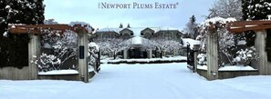 L’entrée de la propriété The Newport Plums Estate, recouverte de neige, est surmontée d’un logo bien visible.