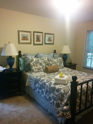 4 bedrooms, iron/ironing board, internet, bed sheets