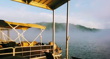Vue sur le lac à gogo depuis les balcons directement sur le lac et les eaux profondes résistantes à la sécheresse
