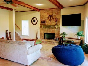 TV, fireplace - Admiral's Mountain Lake Chalet (Dawsonville)