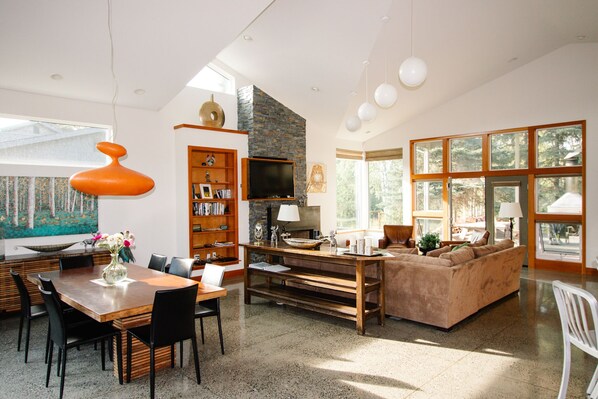 Smart-TV, Kamin, DVD-Player, Bücher