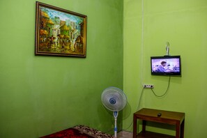 Standard Triple Room | Desk, free WiFi, bed sheets - Oriana Homestay (Yogyakarta)