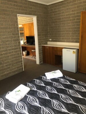 Iron/ironing board, free WiFi, bed sheets - Shamrock Hotel Motel Balranald (Balranald)