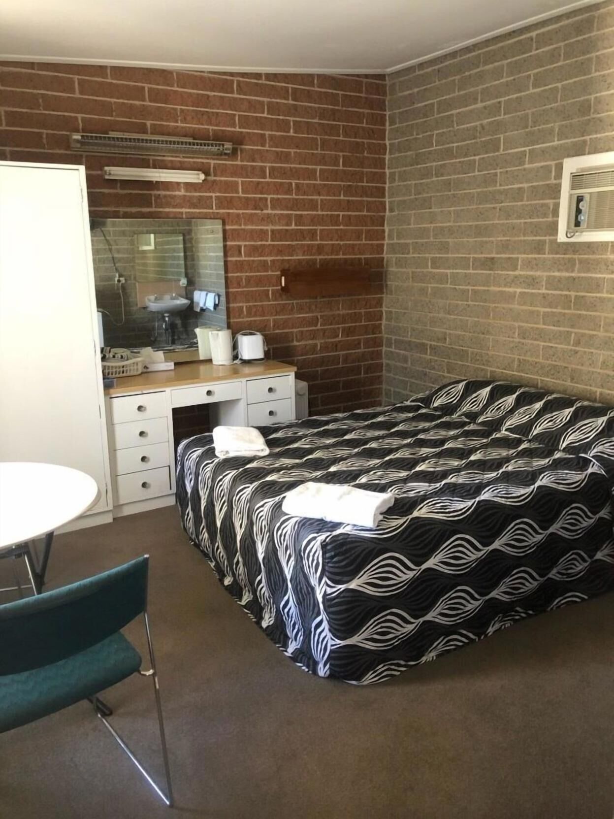 Een strijkplank/strijkijzer, gratis wifi, beddengoed