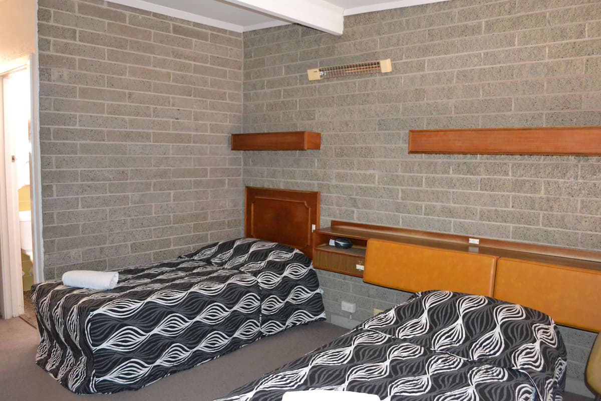 Tabla de planchar con plancha, wifi gratis y ropa de cama