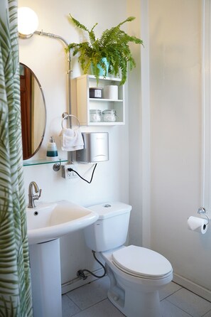 Shower, rainfall showerhead, free toiletries, towels - The Steady (Los Angeles)