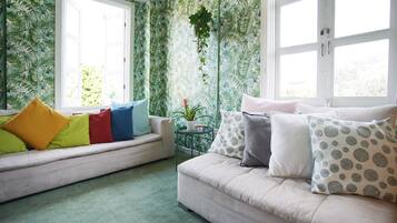 Een 32-inch flatscreentelevisie met kabelzenders en een televisie