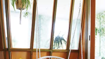 Een 32-inch flatscreentelevisie met kabelzenders en een televisie