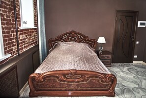 Suíte básica, 1 cama King, para não fumantes | Escrivaninha, espaço de trabalho para notebook, cortinas blackout