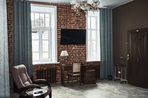 Basic Suite, 1 King Bed, Non Smoking | Desk, laptop workspace, blackout drapes, soundproofing