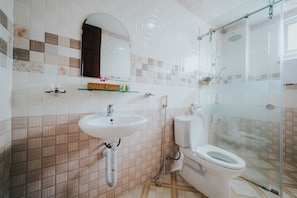 Bruser, gratis toiletartikler, hårtørrer, håndklæder