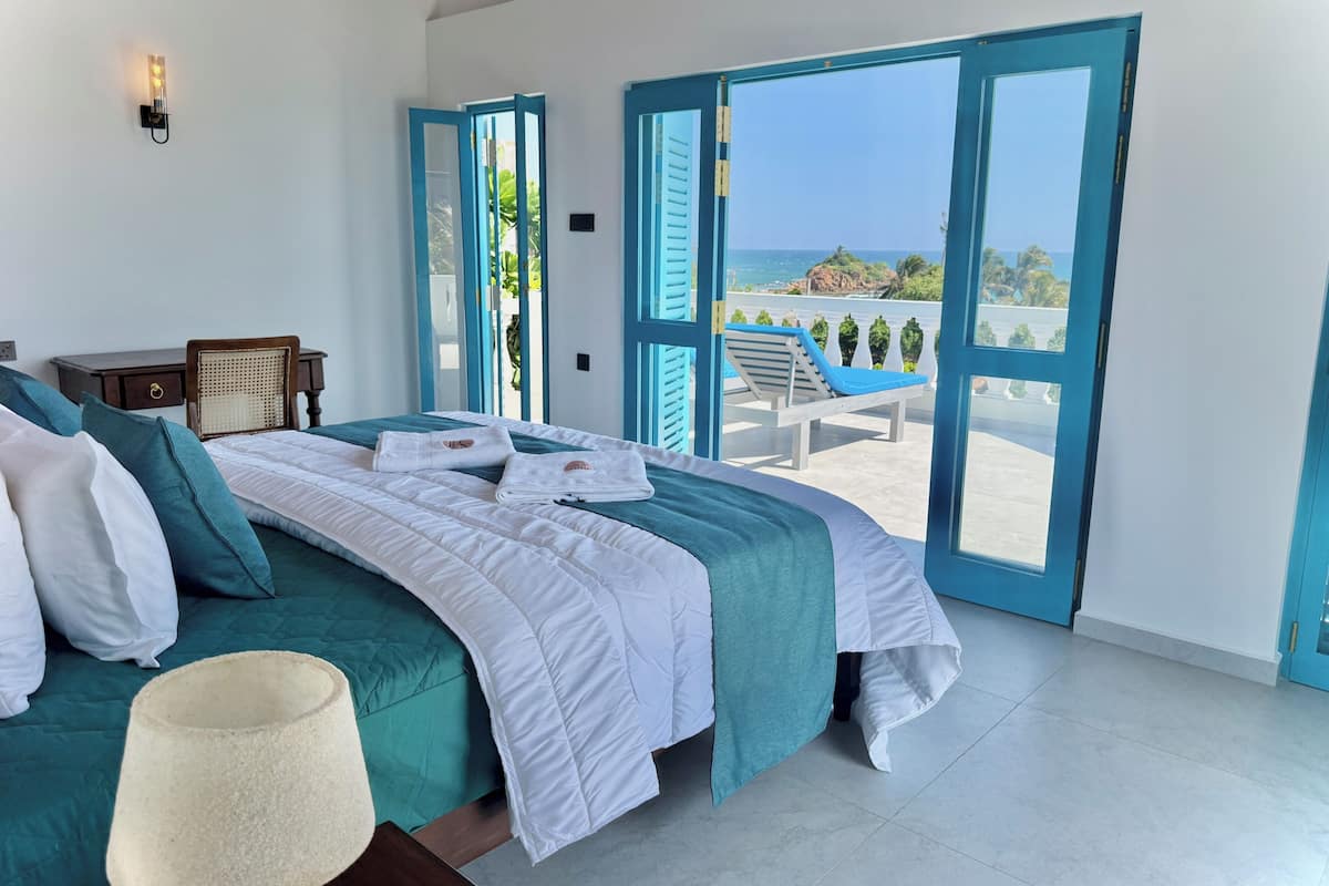 Deluxe Studio Suite, 1 King Bed, Air conditioning, Ocean View | Egyptian cotton sheets, premium bedding, minibar, individually decorated
