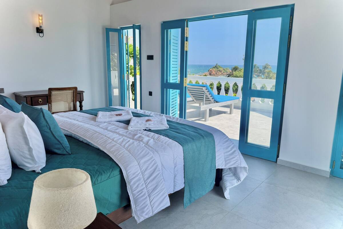 Deluxe Studio Suite, 1 King Bed, Air conditioning, Ocean View | Egyptian cotton sheets, premium bedding, minibar, individually decorated
