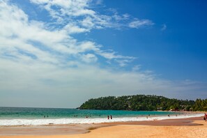 On the beach, beach yoga - Seashore Mirissa (Mirissa)
