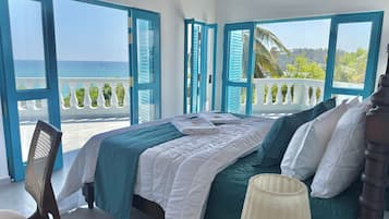 Deluxe Studio Suite, 1 King Bed, Air conditioning, Ocean View | Egyptian cotton sheets, premium bedding, minibar, individually decorated