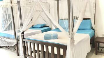 Ropa de cama de alta calidad, minibar y decoración personalizada