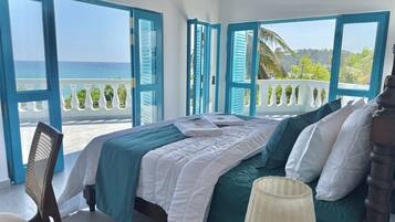 Deluxe Studio Suite, 1 King Bed, Air conditioning, Ocean View | Egyptian cotton sheets, premium bedding, minibar, individually decorated