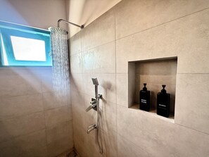 Deluxe Studio Suite, 1 King Bed, Air conditioning, Ocean View | Bathroom | Shower, rainfall showerhead, free toiletries, hair dryer - Seashore Mirissa (Mirissa)