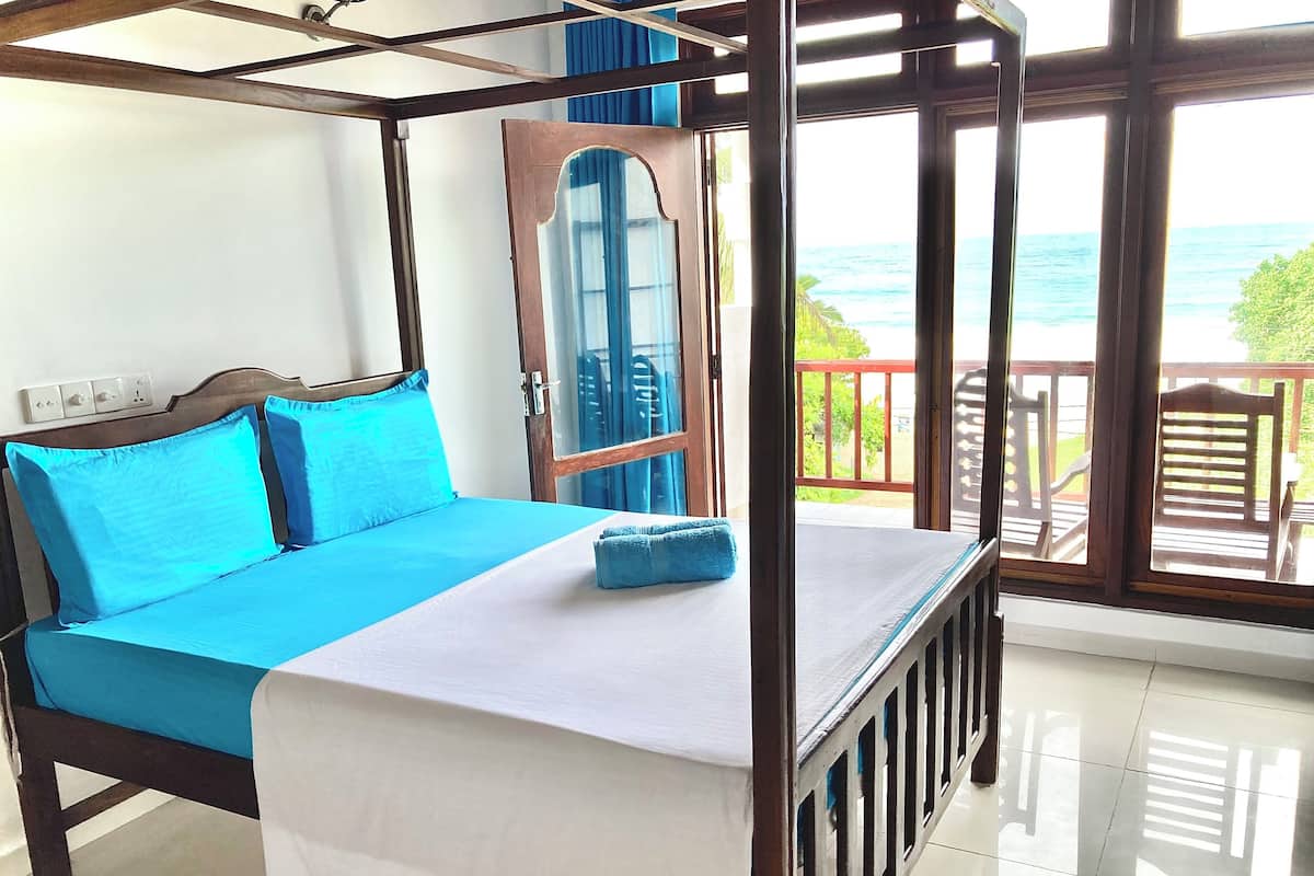 Deluxe Triple Room, Berbilang Katil, Sea View, Beachside | Peralatan tempat tidur premium, bar mini, dihias secara berasingan