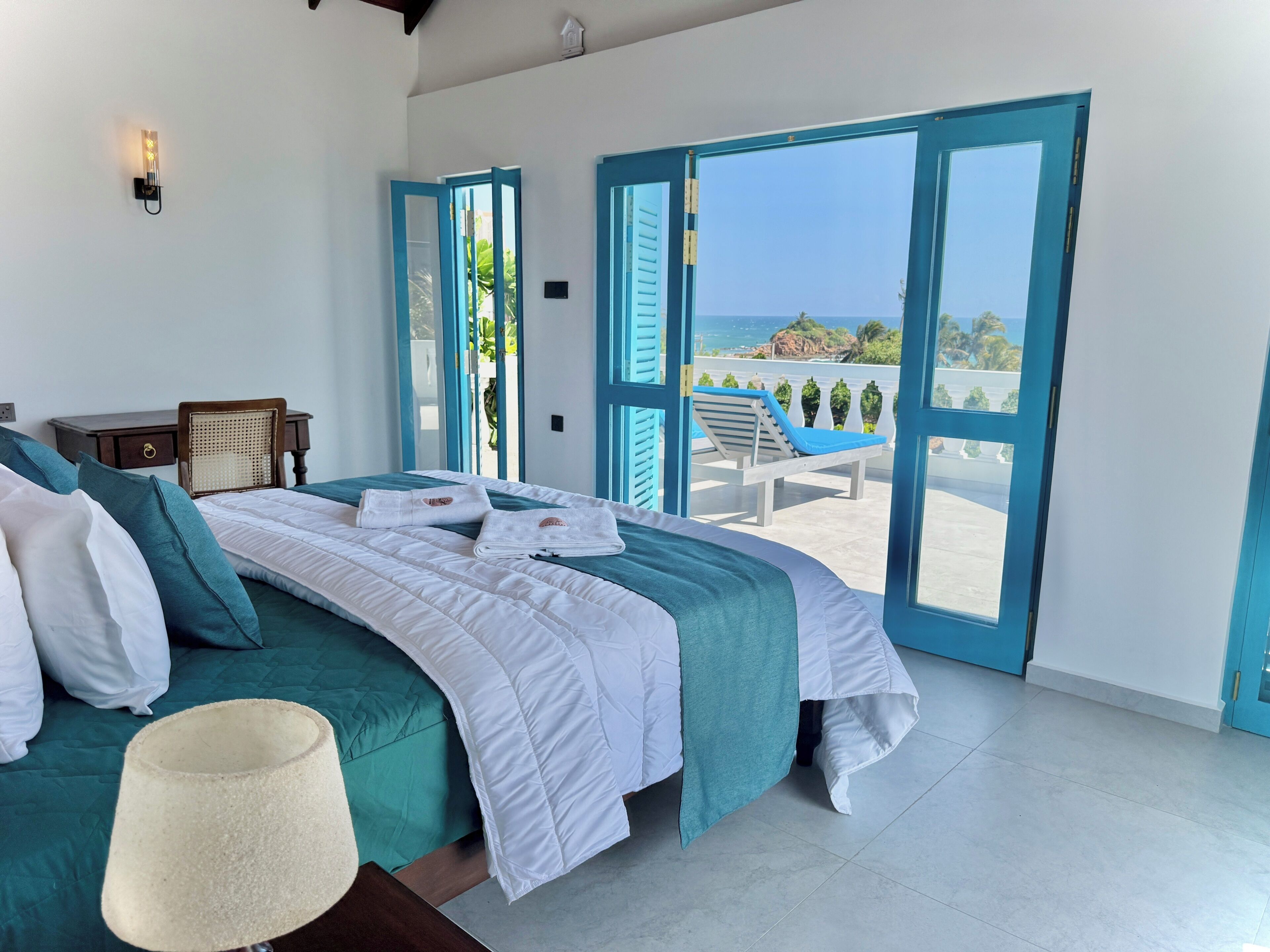 Deluxe Studio Suite, 1 King Bed, Air conditioning, Ocean View | Premium bedding, minibar, individually decorated, bed sheets