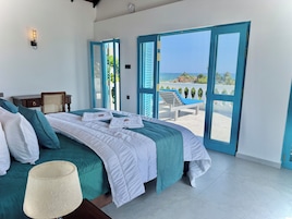 Suite estudio Deluxe, 1 cama de matrimonio grande, Aire acondicionado, vistas al mar | Ropa de cama de alta calidad, minibar, decoración individual