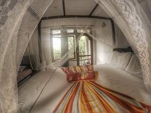 Egyptian cotton sheets, premium bedding, minibar, individually decorated - Seashore Mirissa (Mirissa)
