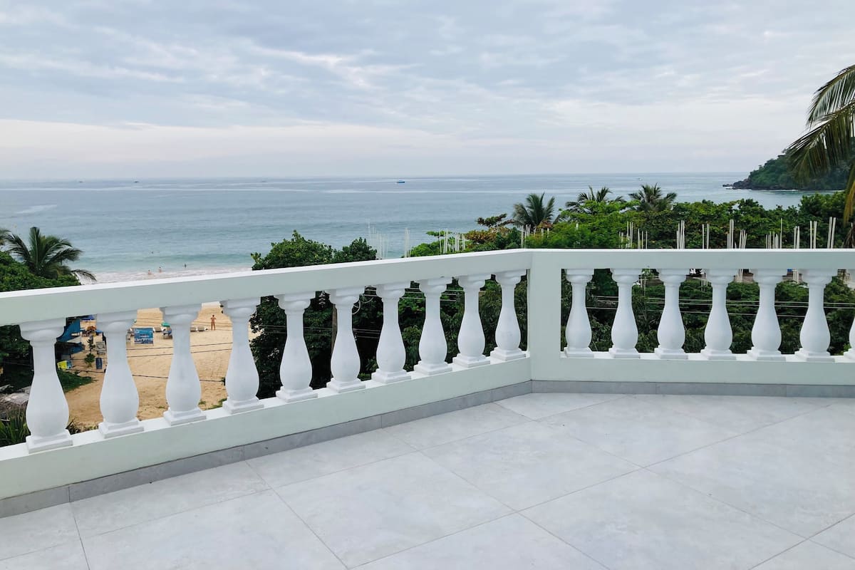 Deluxe Studio Suite, 1 King Bed, Air conditioning, Ocean View | Terrace/patio