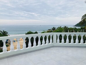 Deluxe Studio Suite, 1 King Bed, Air conditioning, Ocean View | Terrace/patio - Seashore Mirissa (Mirissa)