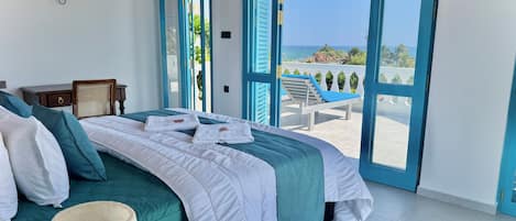 Deluxe Studio Suite, 1 King Bed, Air conditioning, Ocean View | Egyptian cotton sheets, premium bedding, minibar, individually decorated